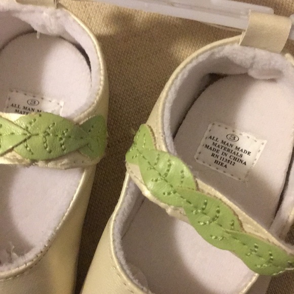 Three pairs of baby shoes - Picture 6 of 16